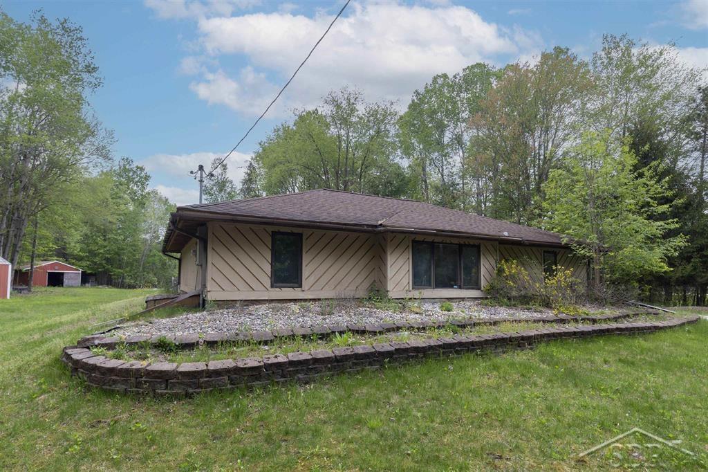 1156 South Alamando Road Shepherd, MI 48883 - Photo 2 of 40