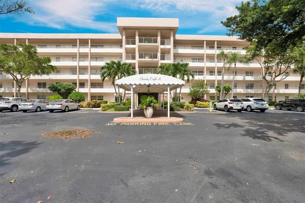 $3,000 | 3970 Oaks Clubhouse Drive, Unit 302, Pompano Beach, FL 33069