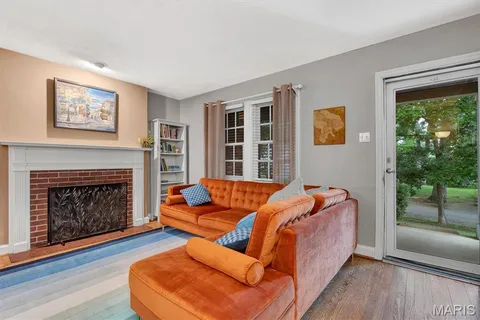 $299,900 | 807 Blossom Lane, St. Louis, MO 63119