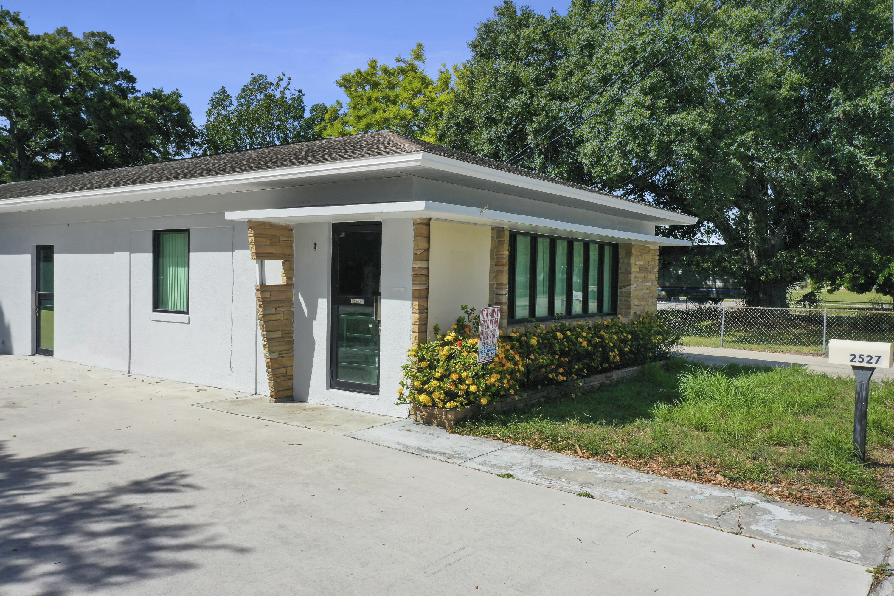 2527 Okeechobee Road Fort Pierce, FL 34947 - Photo 2 of 16 13B55DC4-CB74-4BB8-B709-9D2436DC4014