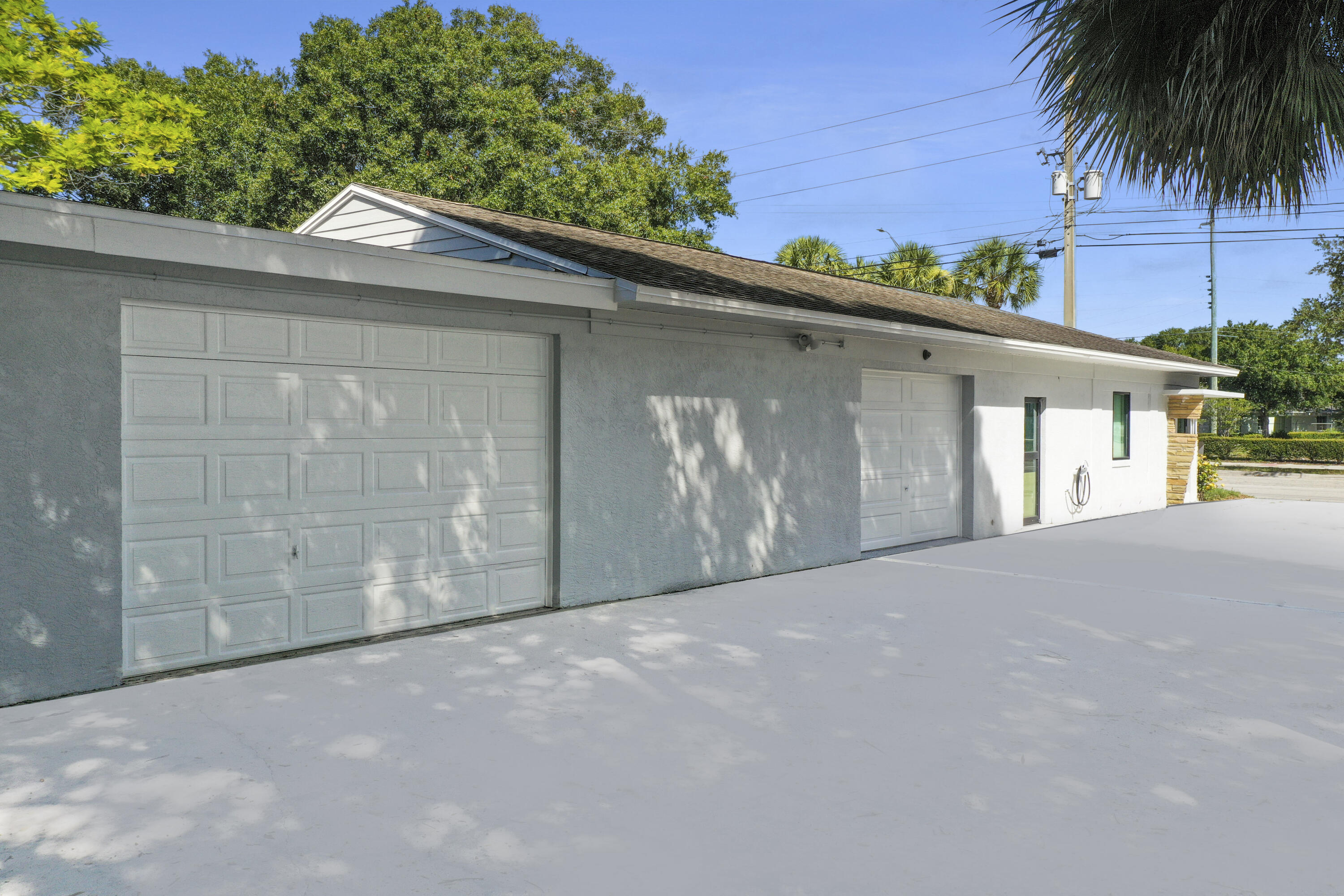 2527 Okeechobee Road Fort Pierce, FL 34947 - Photo 3 of 16 196B9F43-B174-4B7B-9BE9-3317F3FFEE74