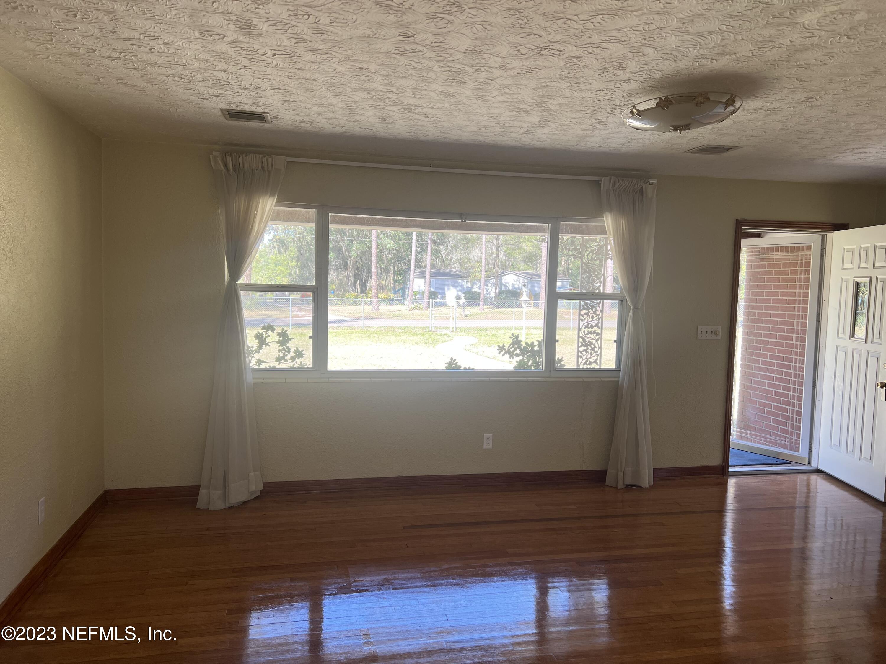 6004 Pickettville Road Jacksonville, FL 32254 - Photo 8 of 33 Living Rm