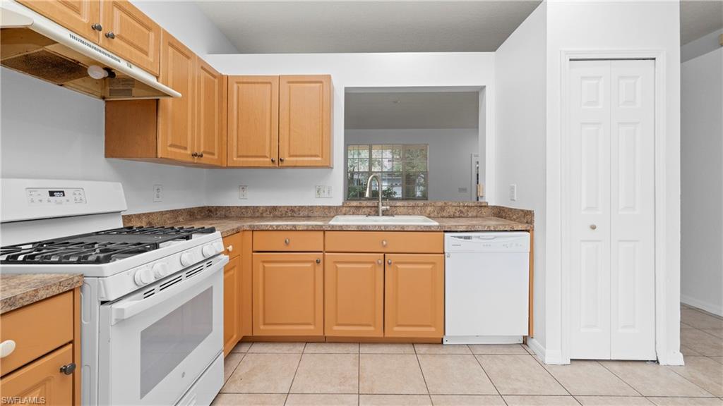7947 Terrace Ridge Drive Temple Terrace, FL 33637 - Photo 4 of 38 Kitchen