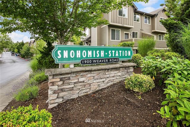 a sign that is sitting on a brick wall