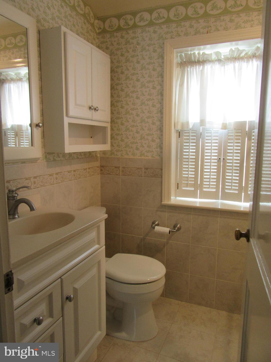521 Sherman Road Springfield, PA 19064 - Photo 16 of 28 Upgraded Hall Bath