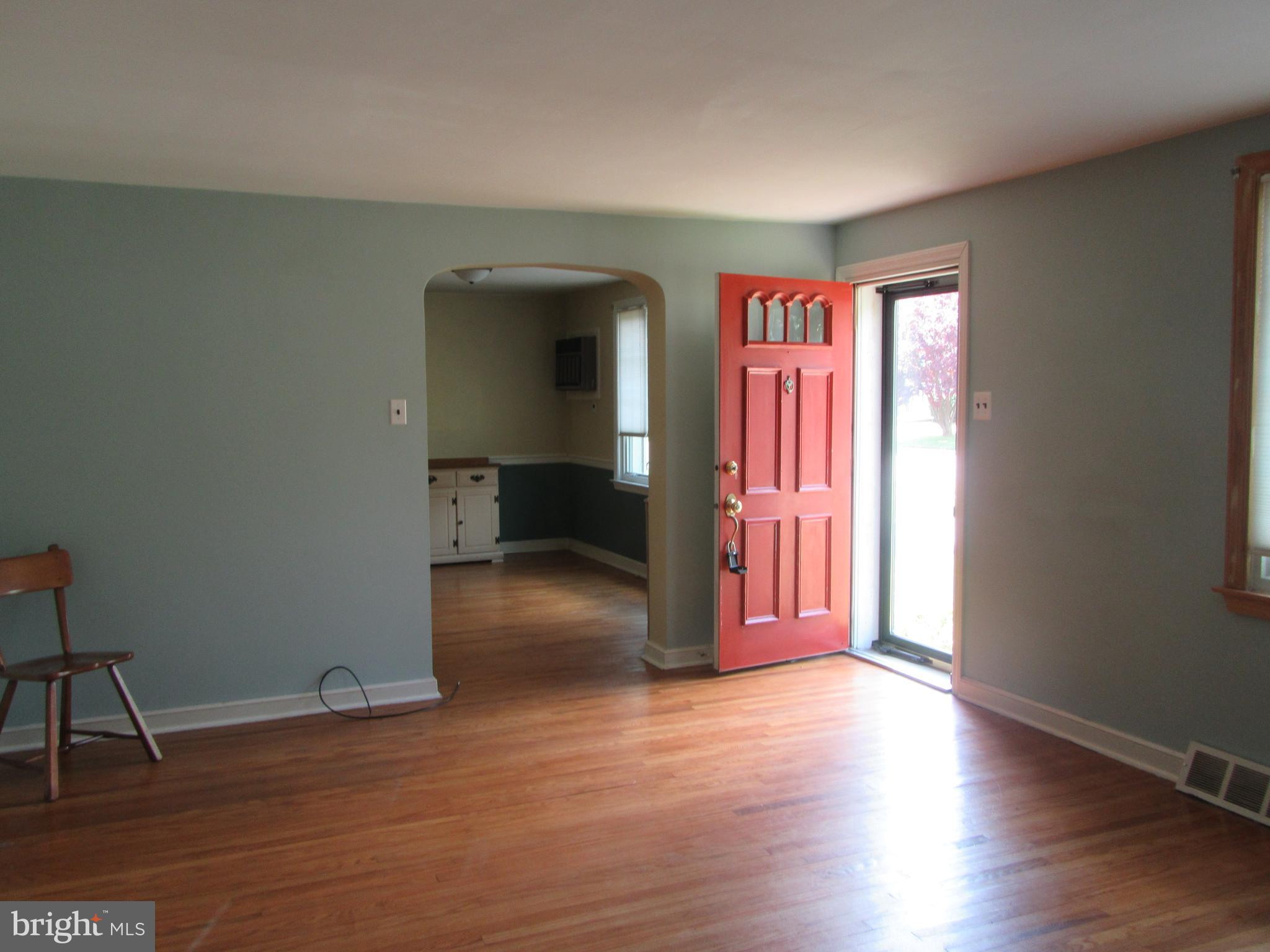 521 Sherman Road Springfield, PA 19064 - Photo 4 of 28 Living Room