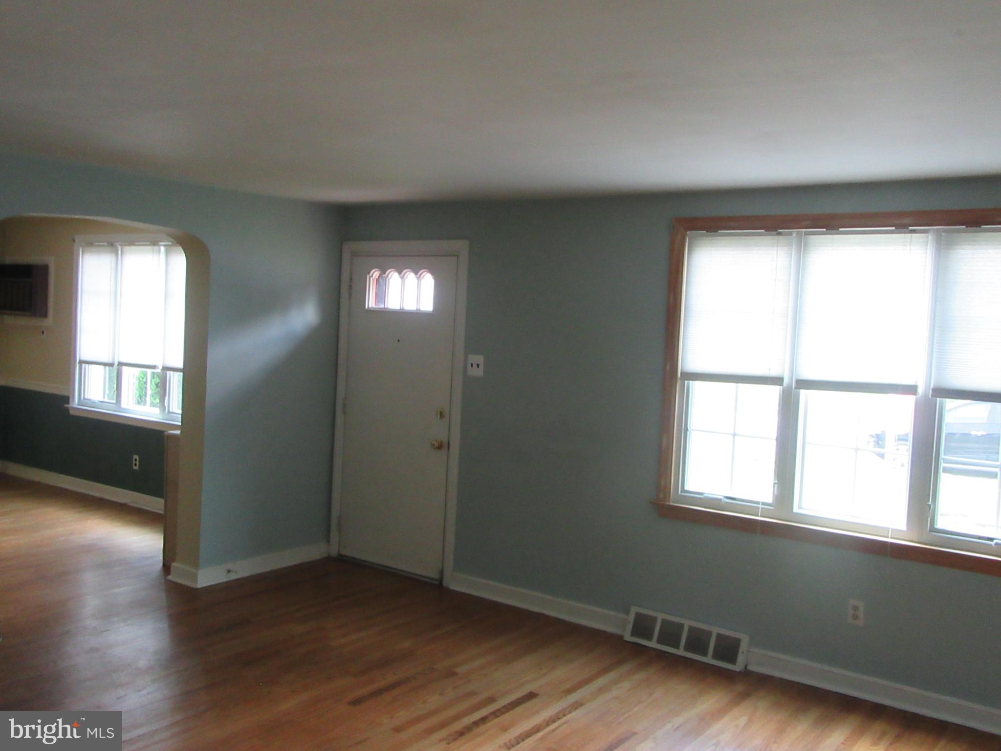 521 Sherman Road Springfield, PA 19064 - Photo 5 of 28 Living Room