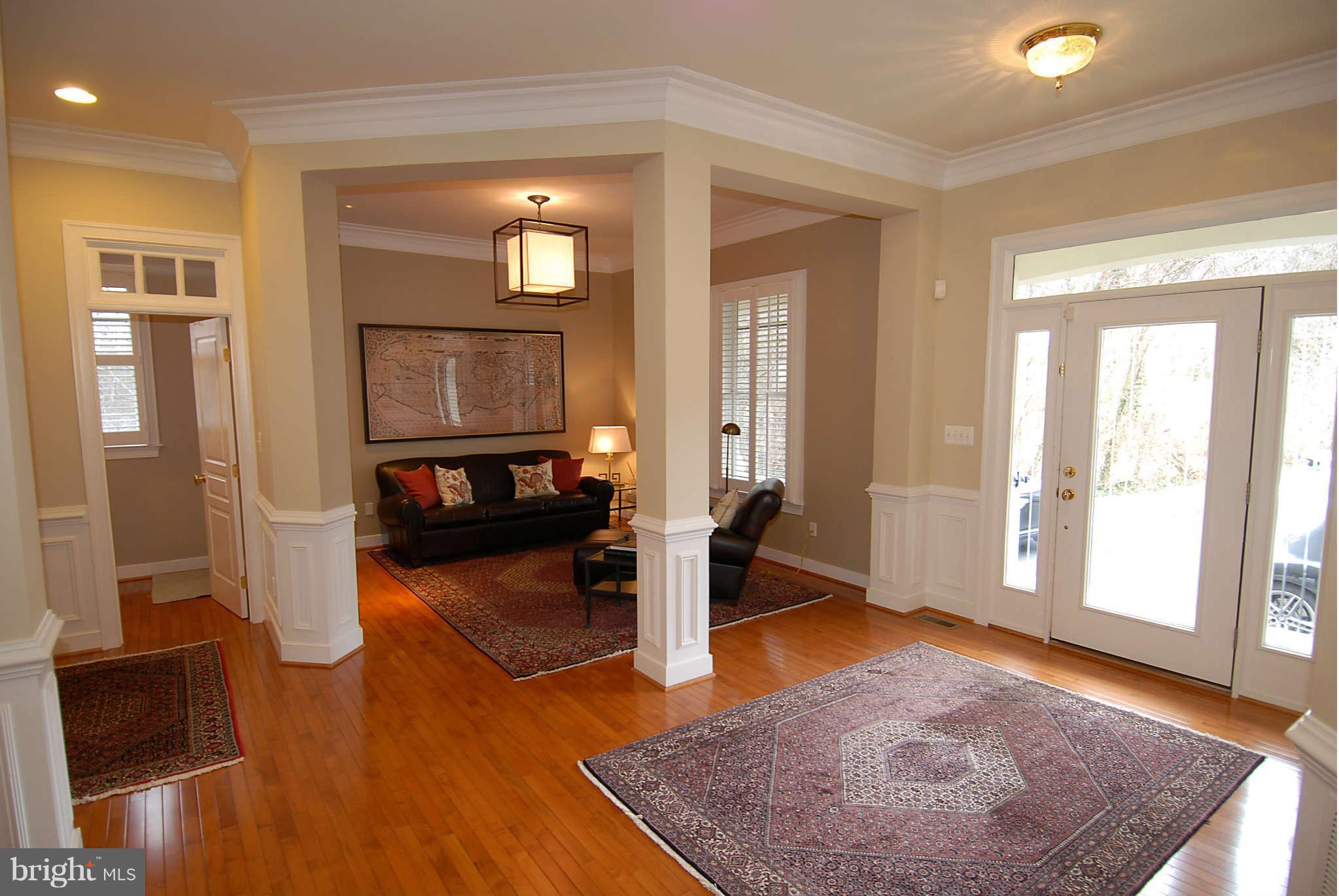 7319 Gordons Road Falls Church, VA 22043 - Photo 3 of 30 Foyer entrance