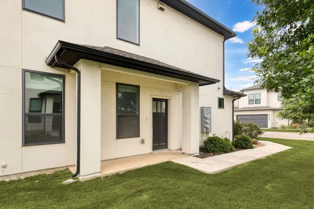 a view of front a house with a yard