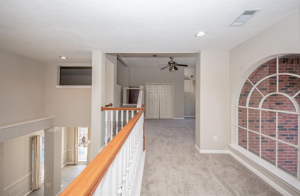 11527 Earley Forest Lane Houston, TX 77043 - Photo 25 of 32 View of flex area and loft to the left