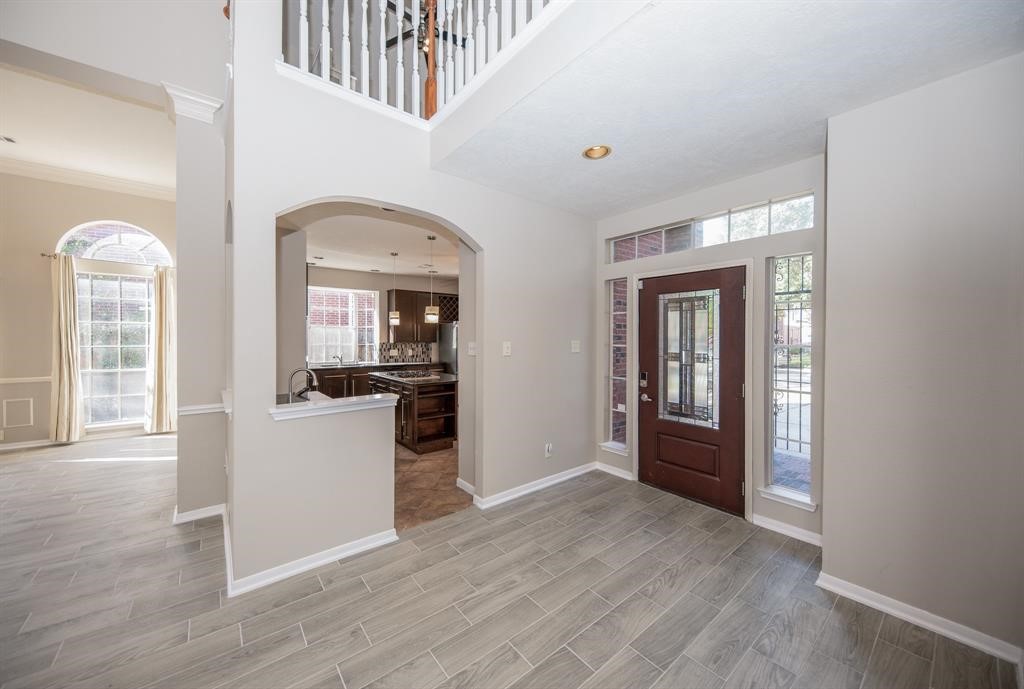 11527 Earley Forest Lane Houston, TX 77043 - Photo 4 of 32 Make your way into the foyer