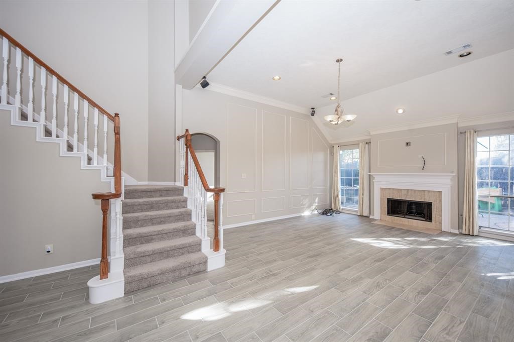 11527 Earley Forest Lane Houston, TX 77043 - Photo 5 of 32 Step inside the family room