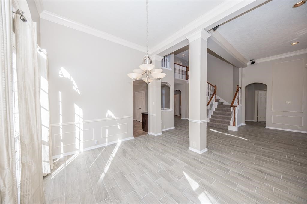 11527 Earley Forest Lane Houston, TX 77043 - Photo 8 of 32 Light-filled dining room