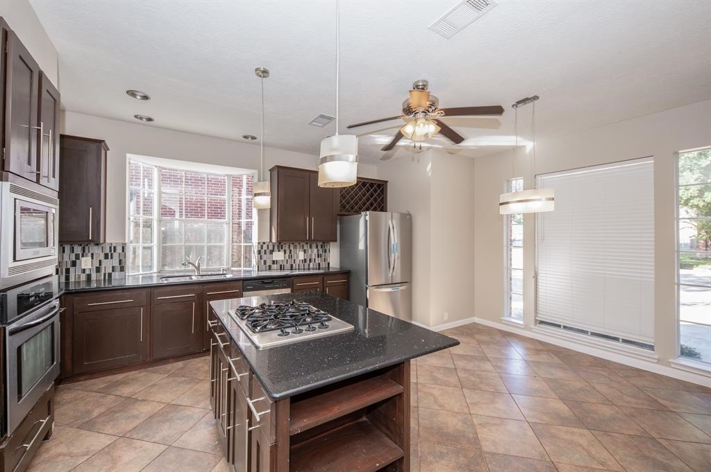 11527 Earley Forest Lane Houston, TX 77043 - Photo 10 of 32 Gourmet island with gas cooktop