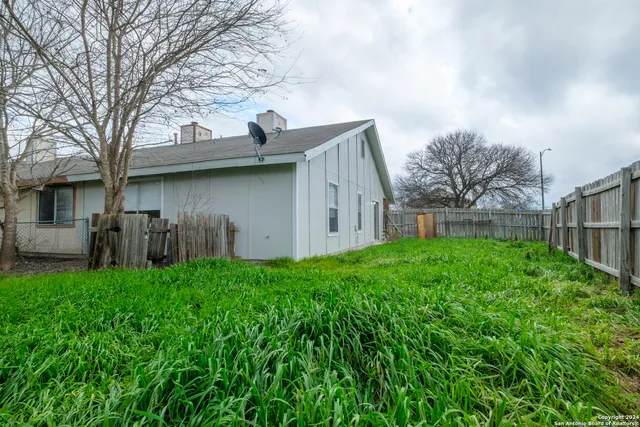 a view of a house with backyard