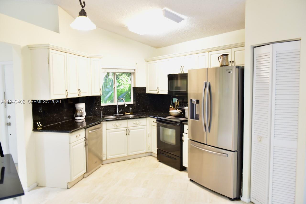 131 Southwest 178th Way Pembroke Pines, FL 33029 - Photo 5 of 32