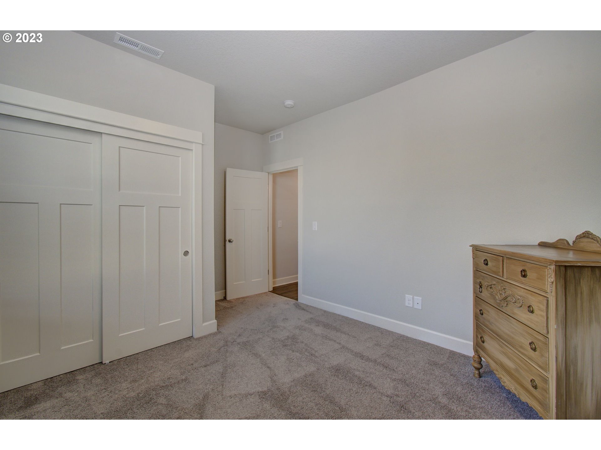 4823 South 16th Drive Ridgefield, WA 98642 - Photo 26 of 37 a view of an empty room and window