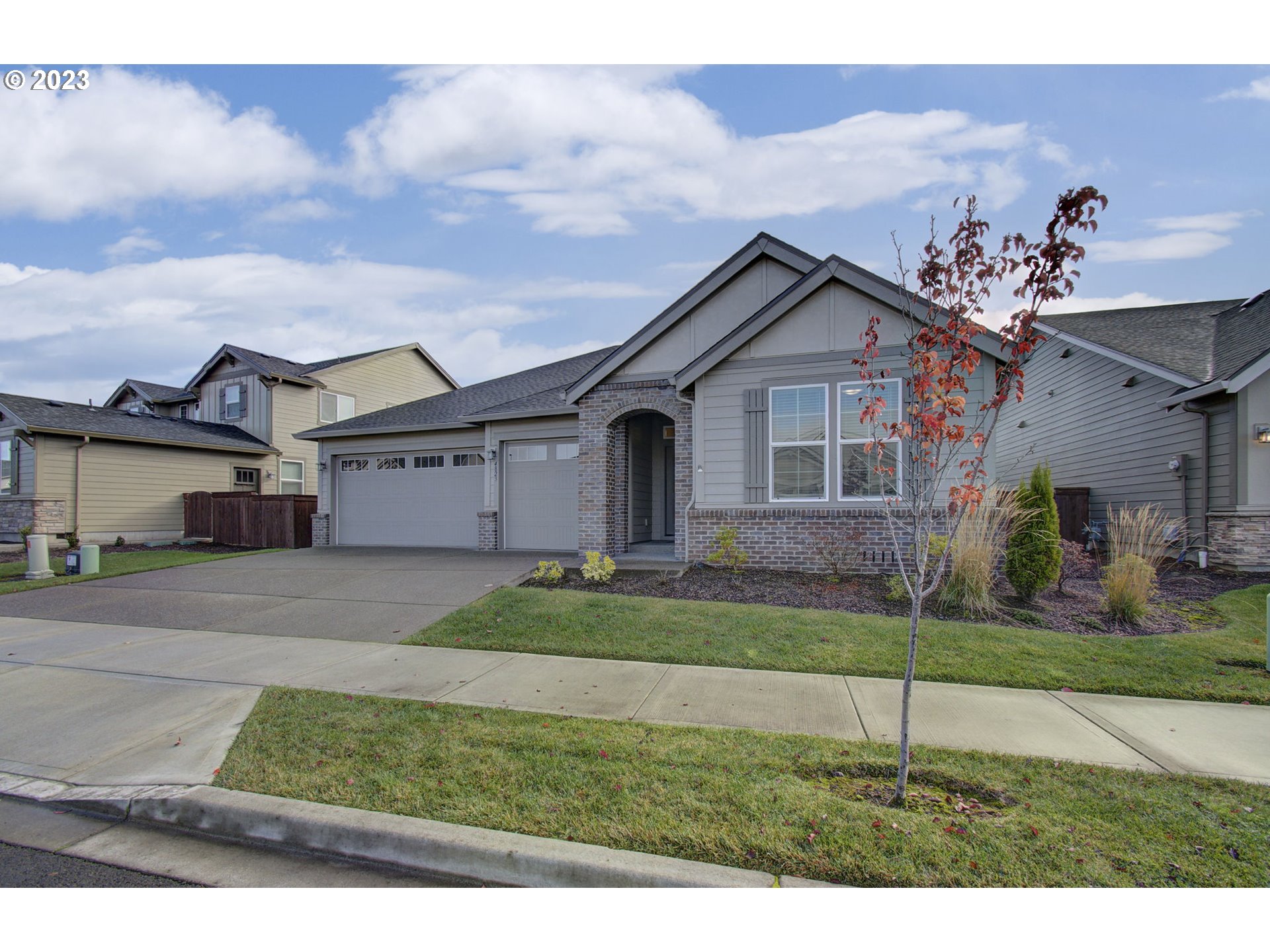 4823 South 16th Drive Ridgefield, WA 98642 - Photo 34 of 37 a house view with a garden space