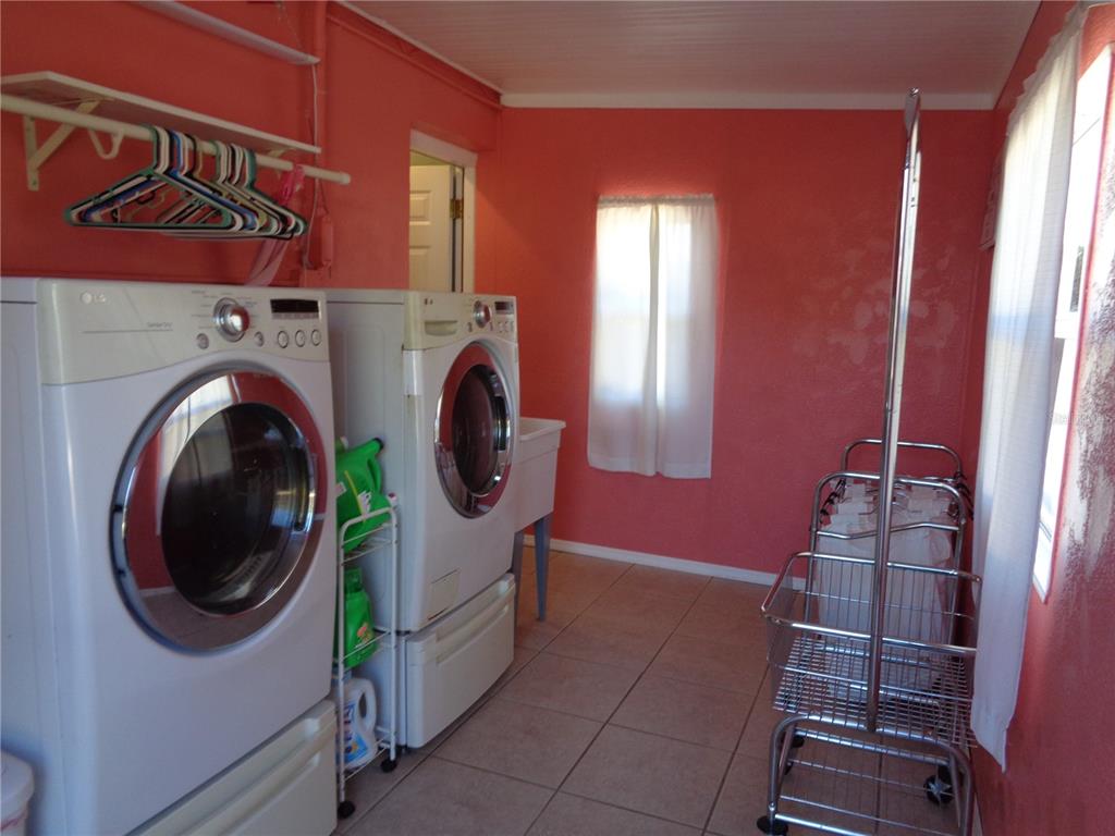 88 Yale Avenue Frostproof, FL 33843 - Photo 35 of 39 a utility room with dryer and washer