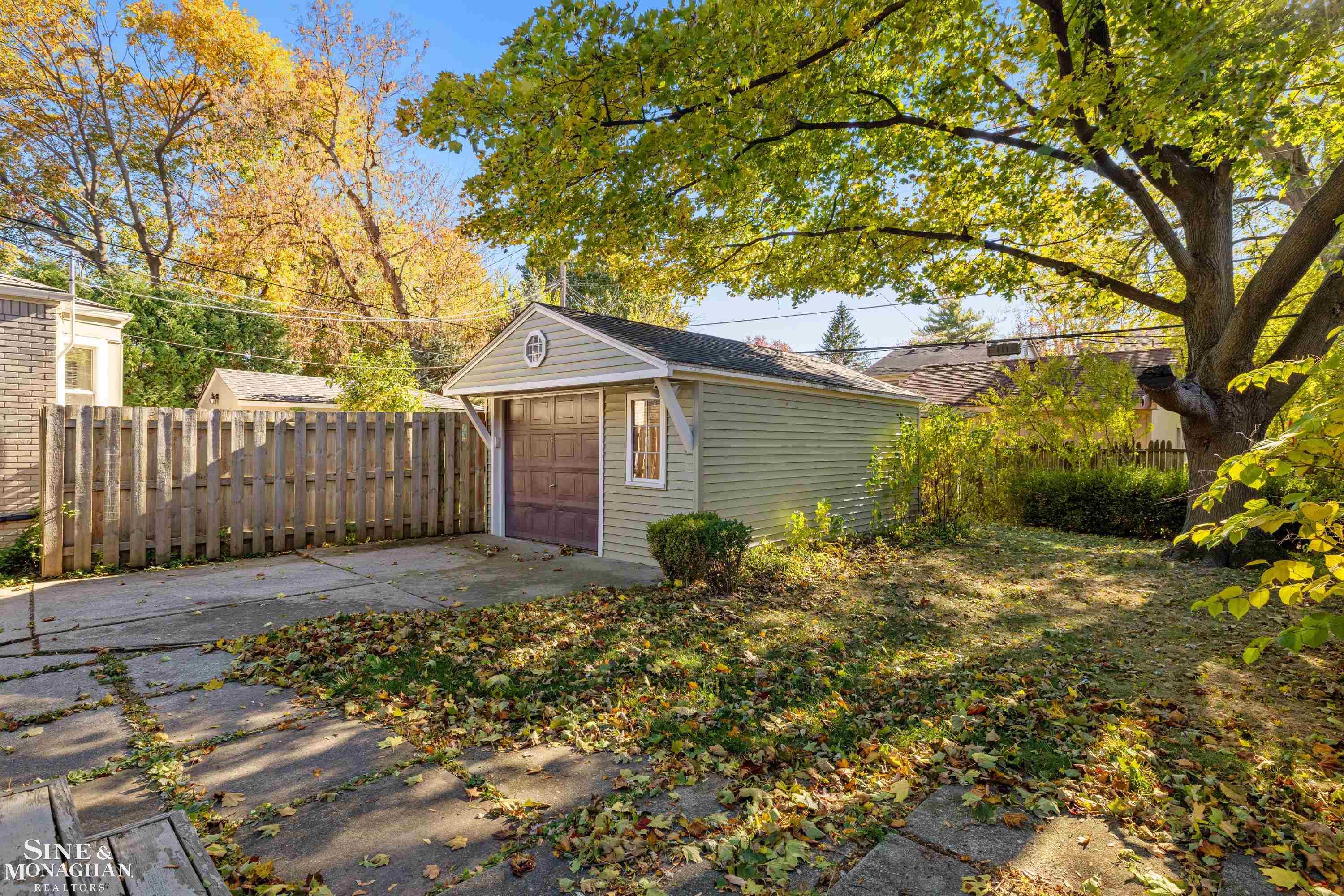 2073 Hampton Road Grosse Pointe Woods, MI 48236 - Photo 34 of 39