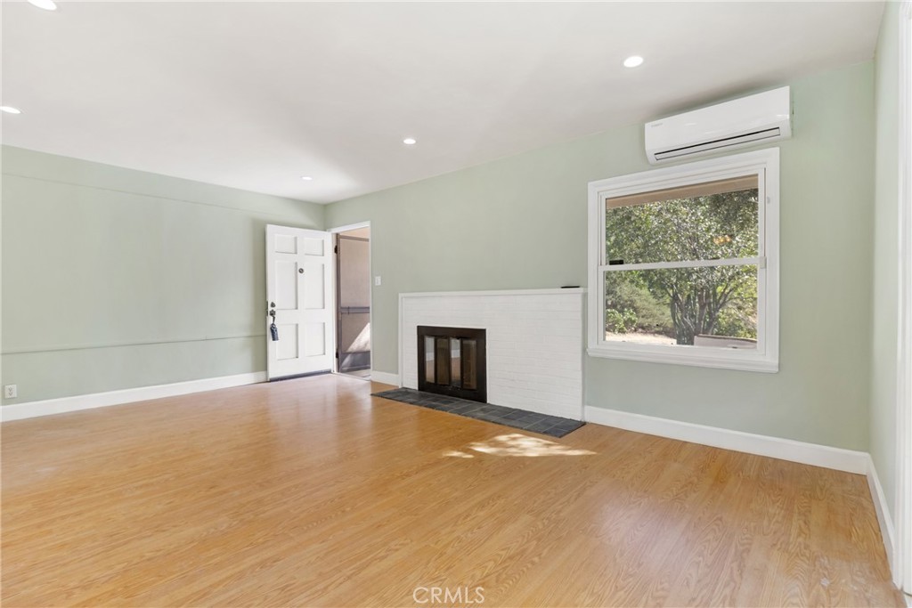 9817 Commerce Tujunga, CA 91042 - Photo 11 of 26 Remodeled living room