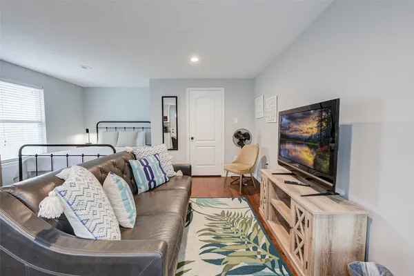 $3,095 | 921 Kern Street, Houston, TX 77009