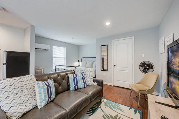 $3,095 | 921 Kern Street, Houston, TX 77009