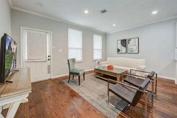 $3,095 | 921 Kern Street, Houston, TX 77009