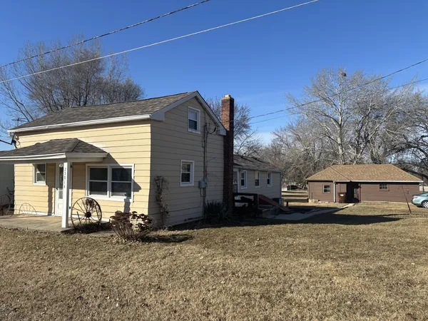a view of a house with backyard