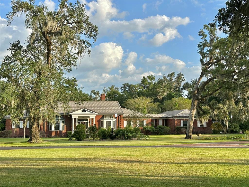 708 East Main Street Wauchula, FL 33873 - Photo 2 of 82 a front view of a house with a garden