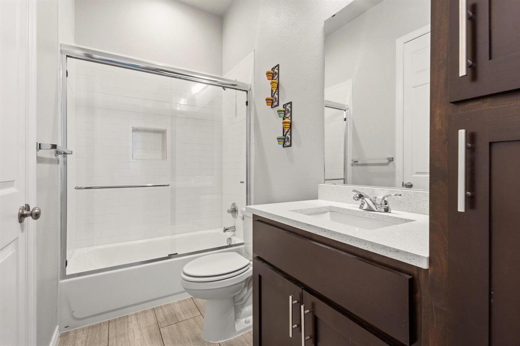 808 East 6th Street Bonham, TX 75418 - Photo 20 of 27 2nd bath