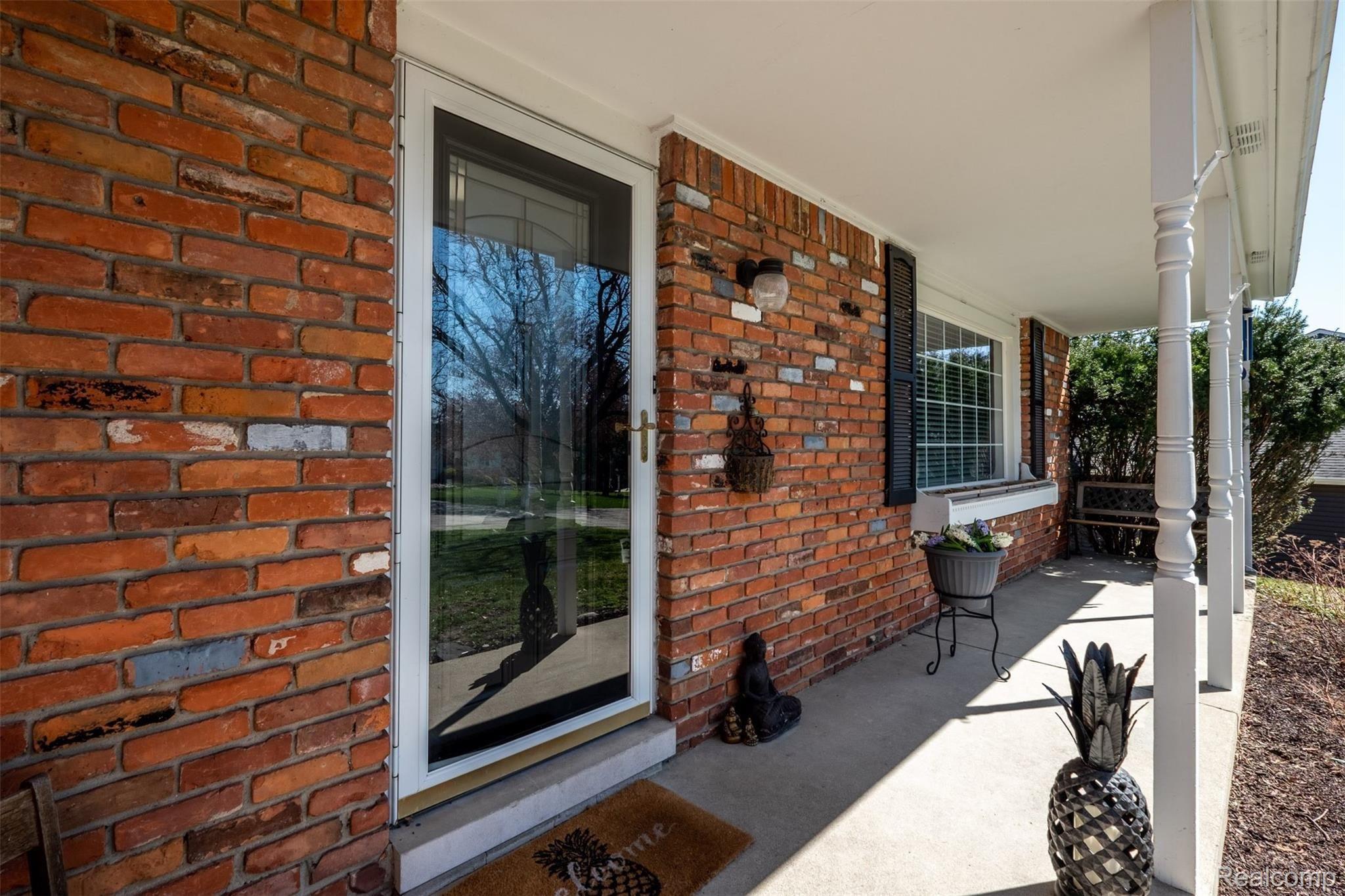 695 Lake Forest Road Rochester, MI 48309 - Photo 4 of 47 695 Lake Forest-4.jpg