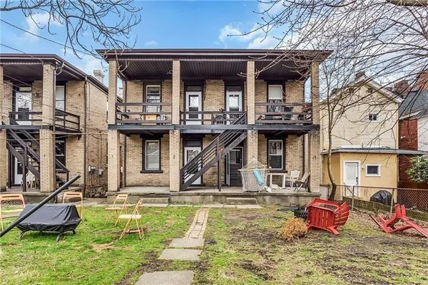 a view of a house with fountain