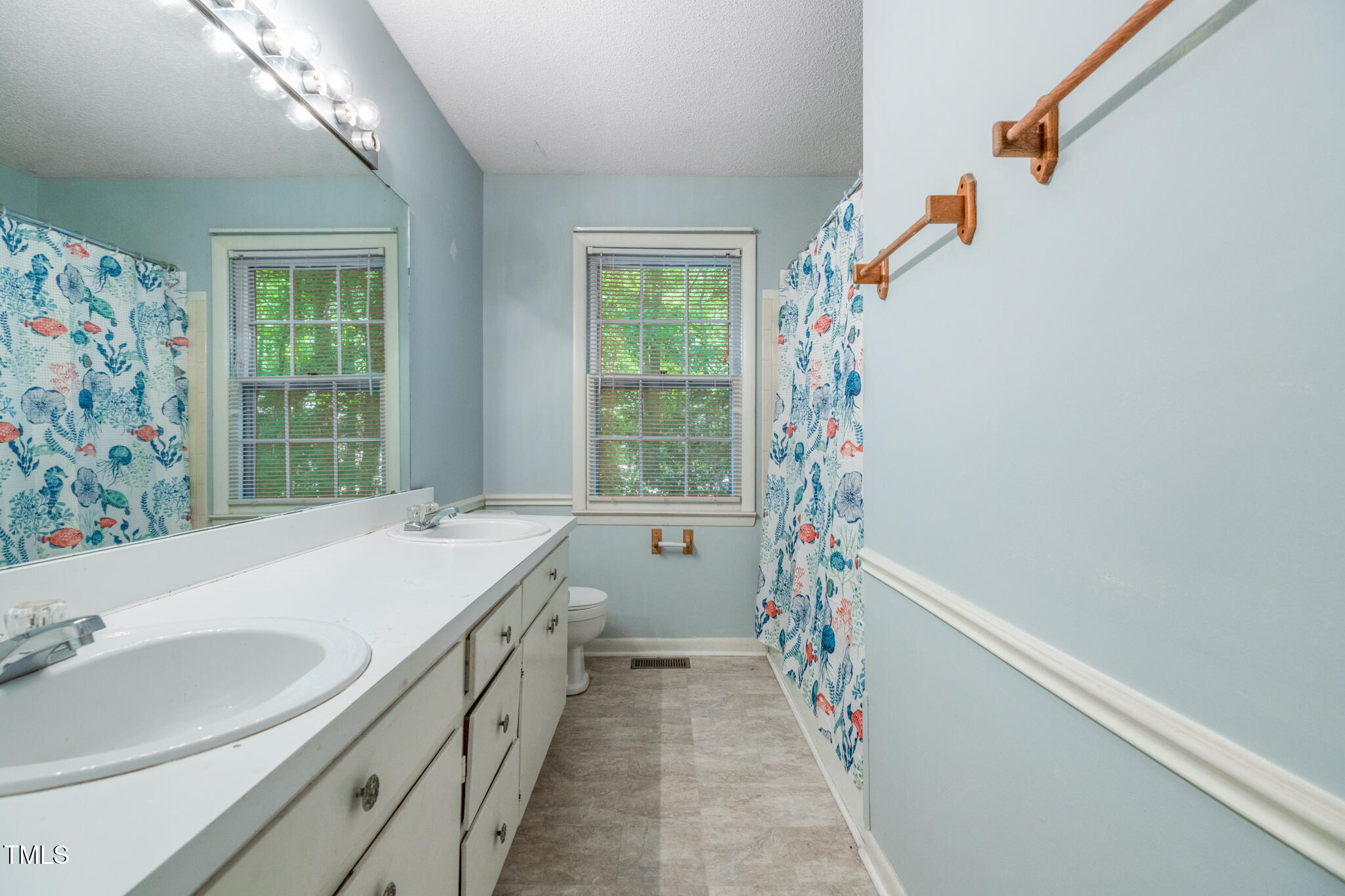 1809-1811 Quail Ridge Road Raleigh, NC 27609 - Photo 27 of 32 a bathroom with a sink a large mirror and a bathtub