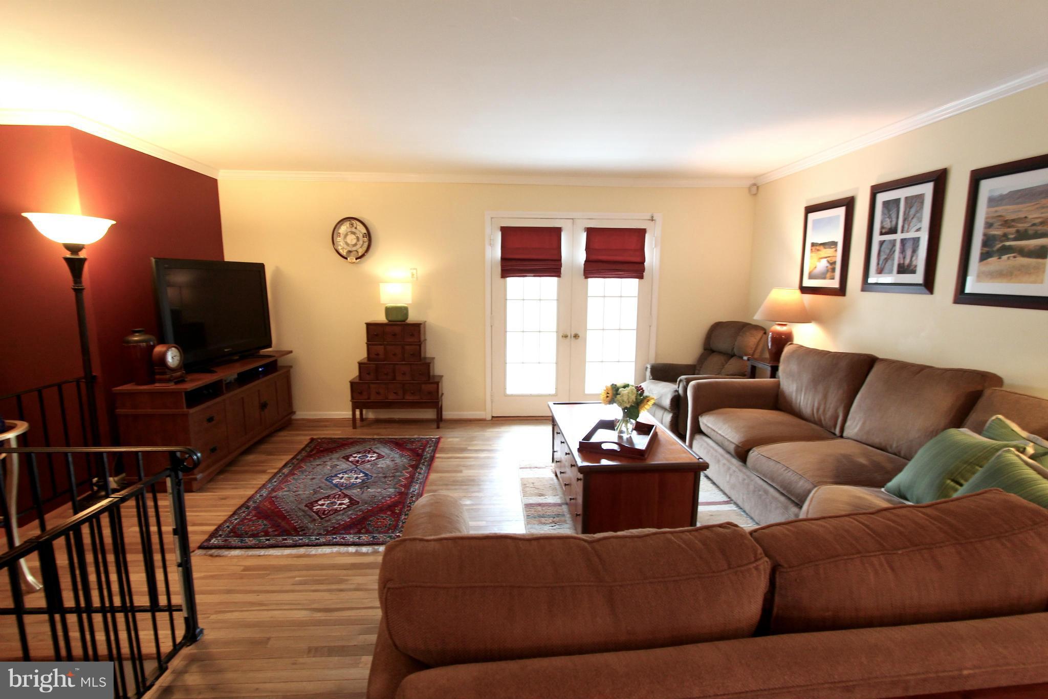1004 South Culpeper Road Sterling, VA 20164 - Photo 6 of 30 Living Room