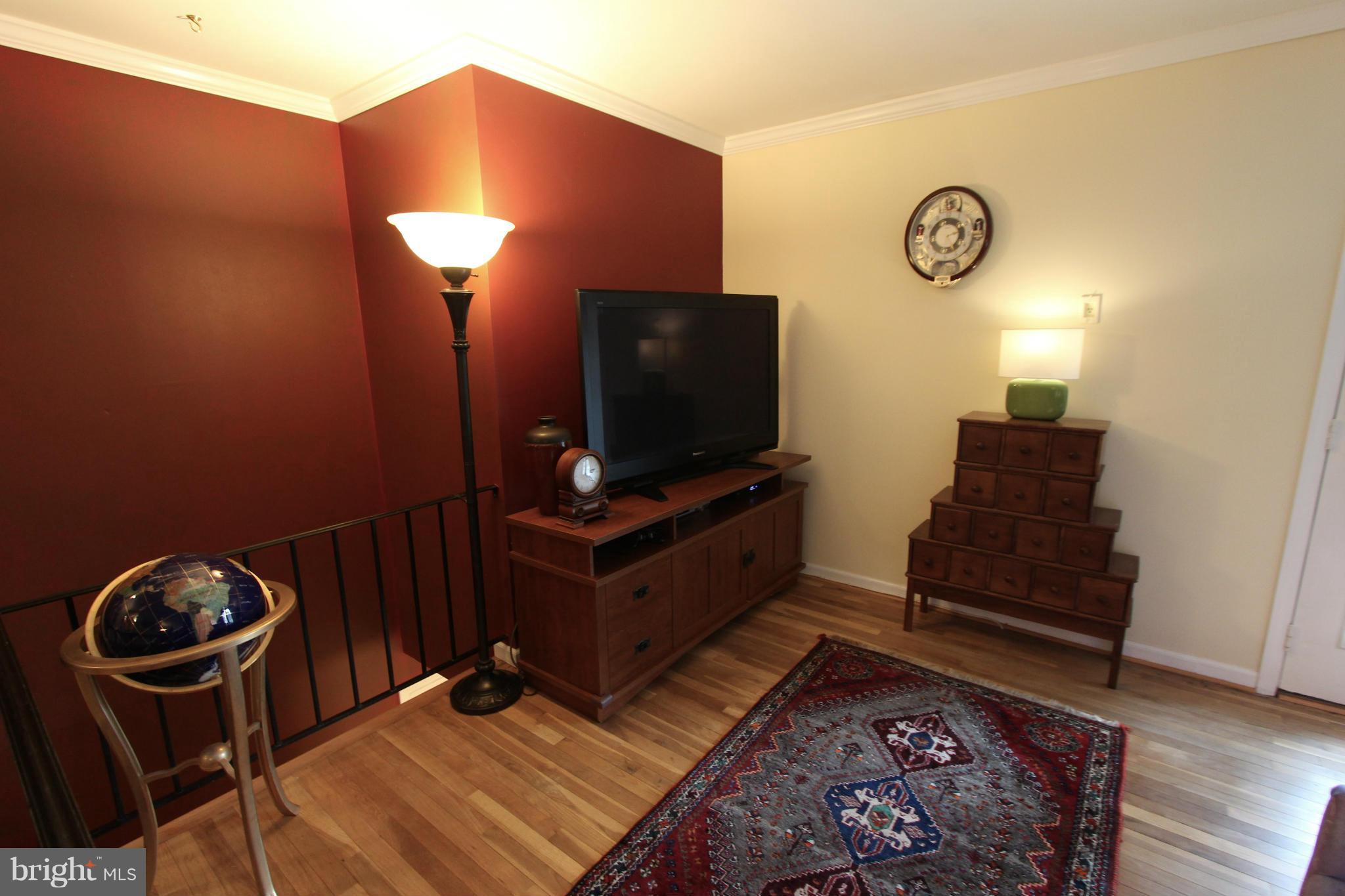 1004 South Culpeper Road Sterling, VA 20164 - Photo 7 of 30 Living Room