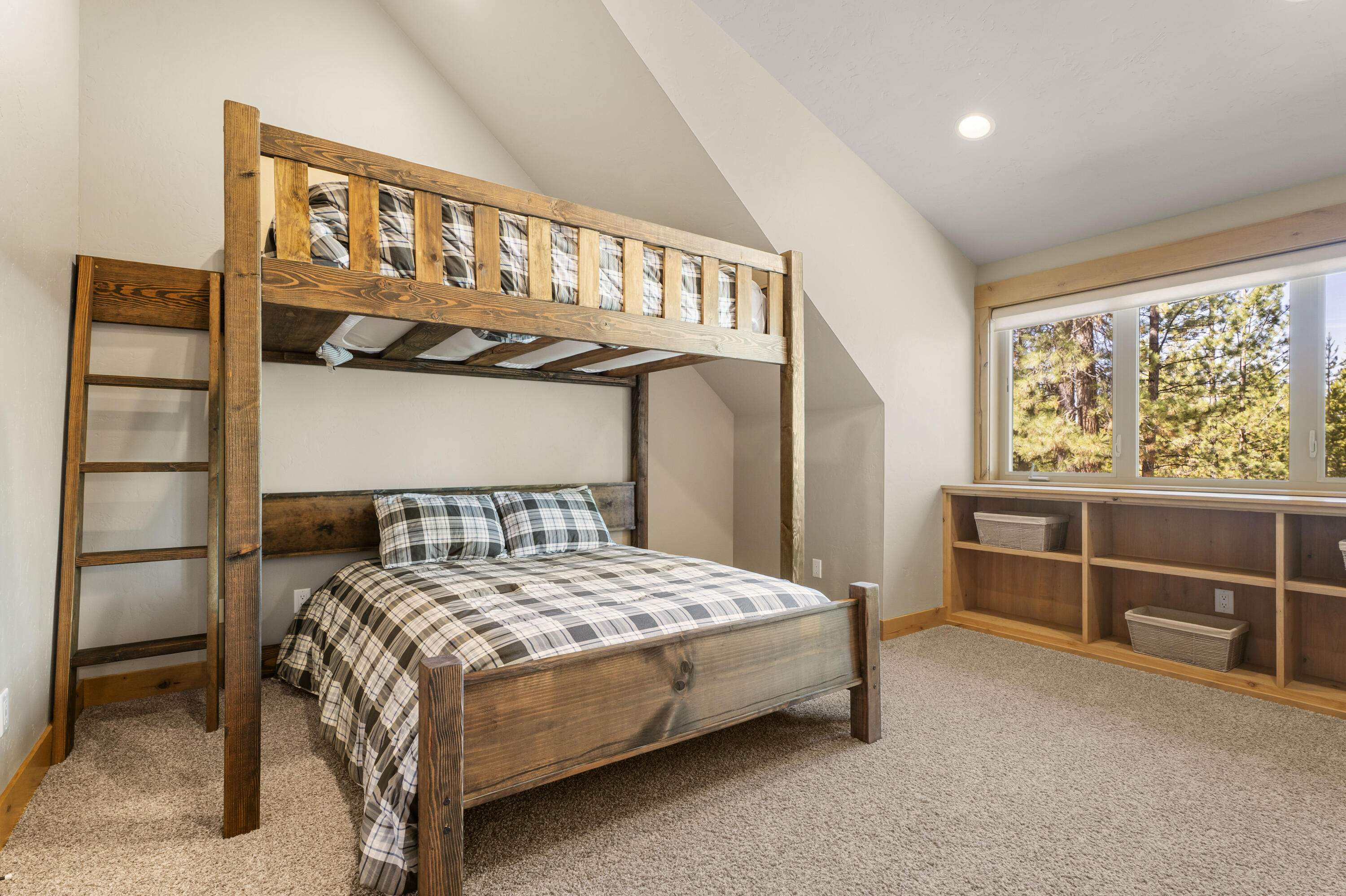 56431 Fireglass Loop, Unit 191 Bend, OR 97707 - Photo 29 of 50 Bedroom #3 - Upstairs