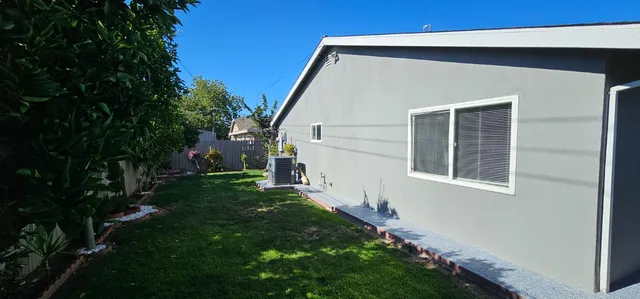 a view of a house with backyard and garden