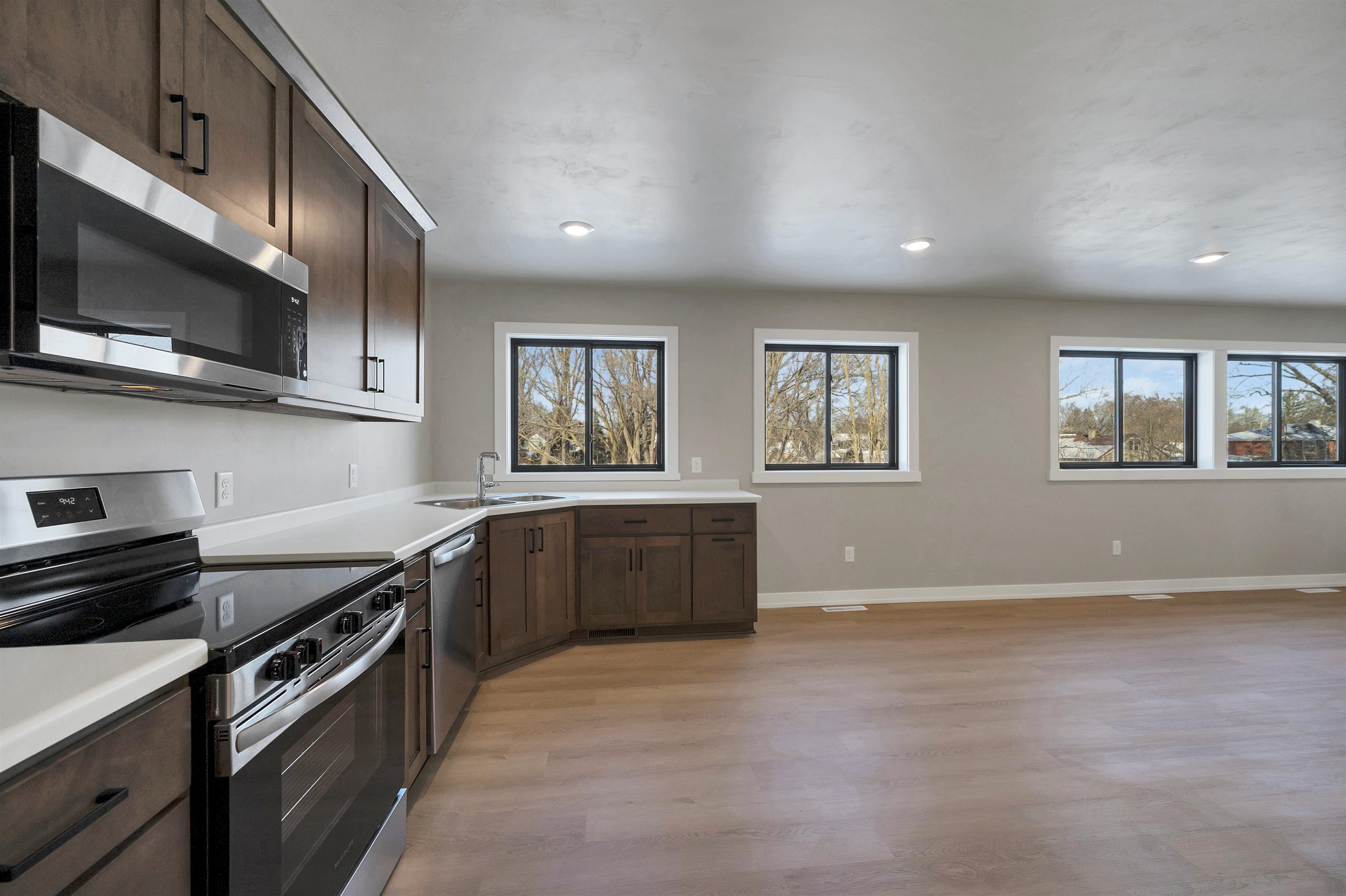 1230 Goodell Street Green Bay, WI 54301 - Photo 8 of 36