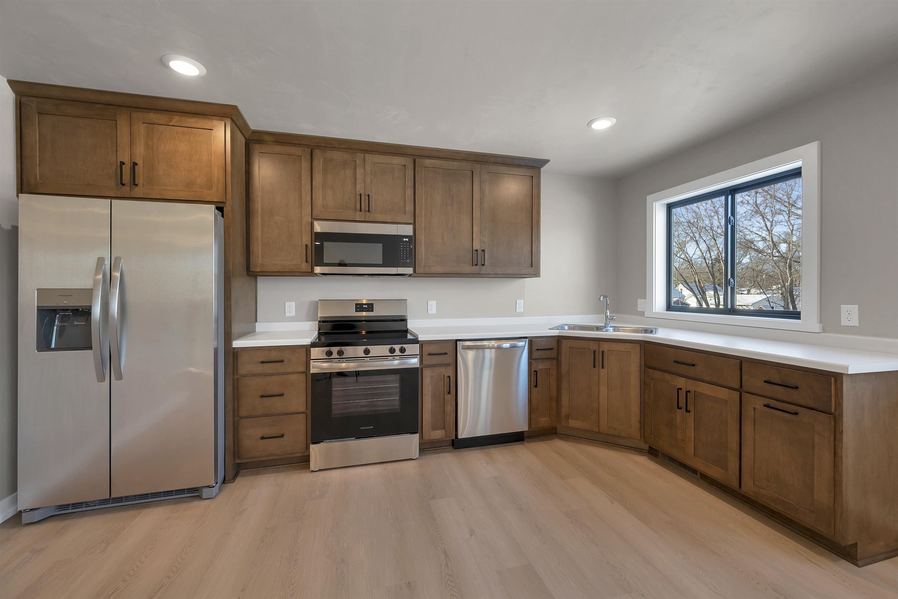 1230 Goodell Street Green Bay, WI 54301 - Photo 9 of 36