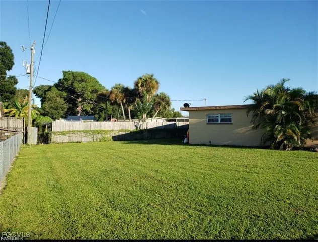 a view of a yard with an house and a outdoor space