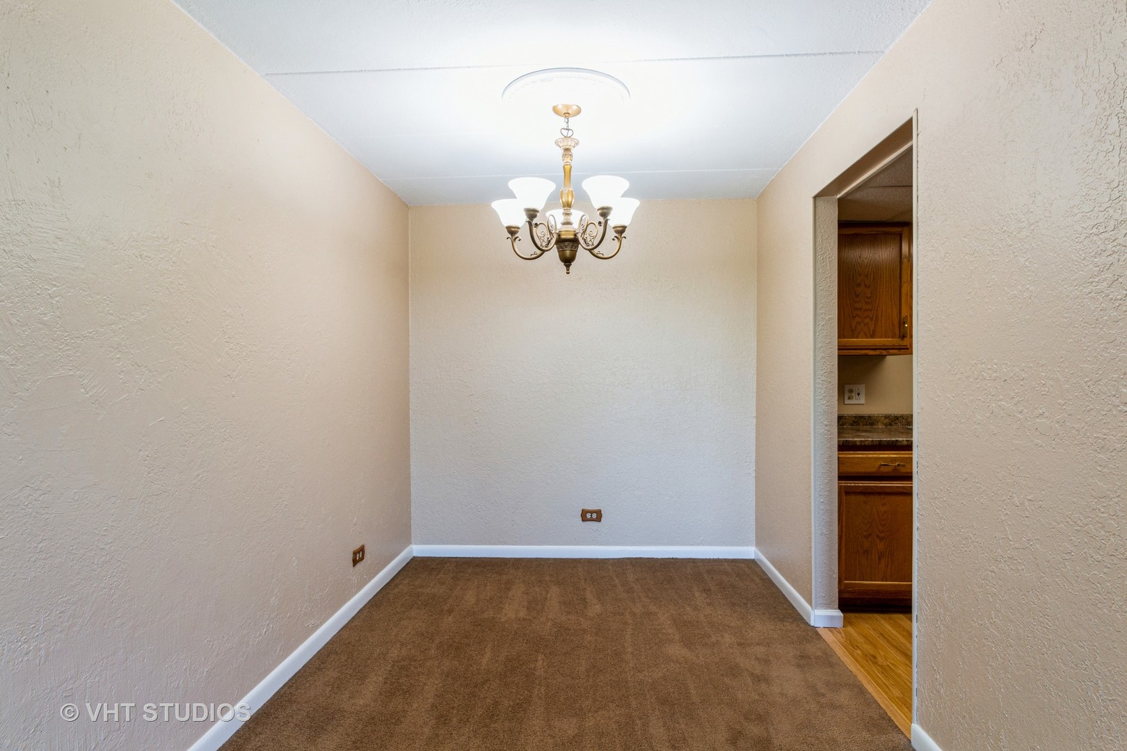 1 Renaissance Place, Unit 316 Palatine, IL 60067 - Photo 4 of 11 a view of a chandelier in an empty room