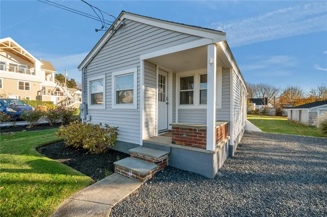 $2,200 | 49 Reservoir Road, Middletown, RI 02842