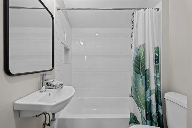 $2,200 | 49 Reservoir Road, Middletown, RI 02842