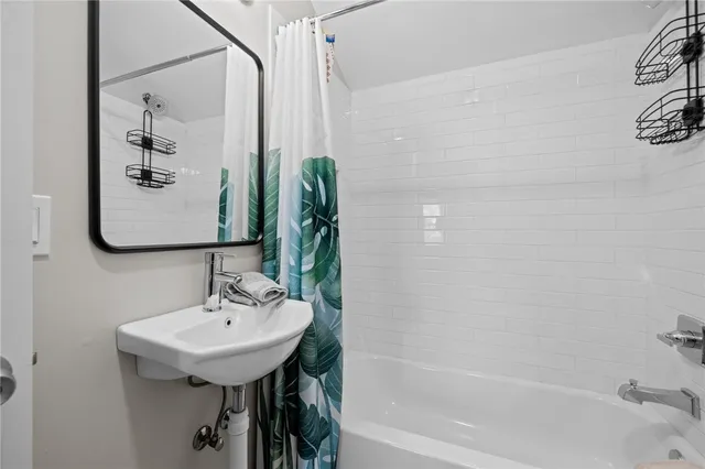 $2,200 | 49 Reservoir Road, Middletown, RI 02842