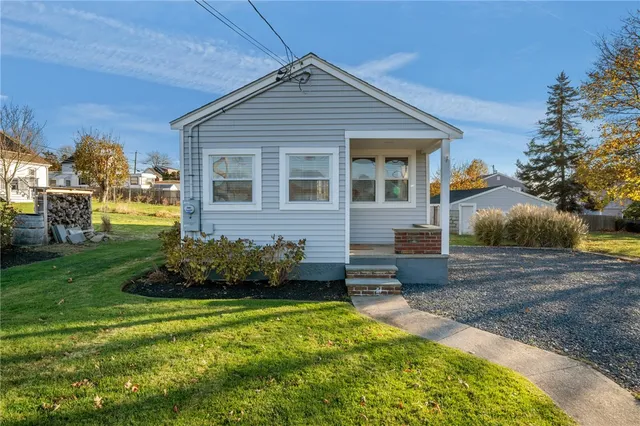 $2,200 | 49 Reservoir Road, Middletown, RI 02842