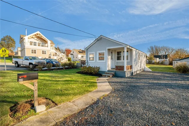$2,200 | 49 Reservoir Road, Middletown, RI 02842