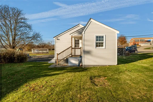 $2,200 | 49 Reservoir Road, Middletown, RI 02842