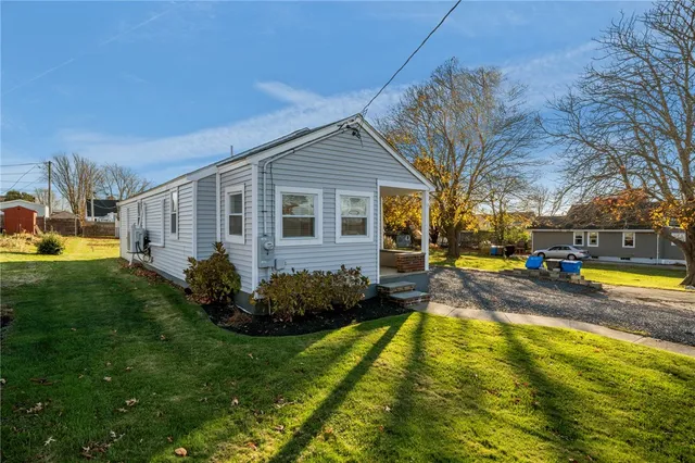 $2,200 | 49 Reservoir Road, Middletown, RI 02842