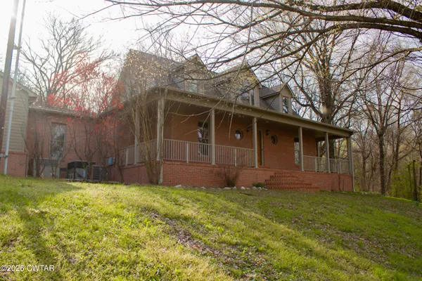 a view of a house with backyard